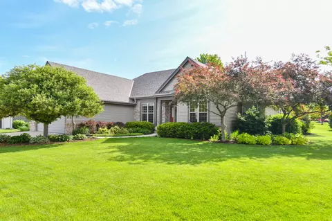 647 Hickory Holw, Waterford, WI 53185
