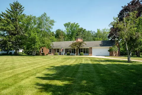 118 W Highview, Mequon, WI 53092