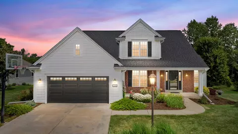1346 Goldfinch, Oconomowoc, WI 53066