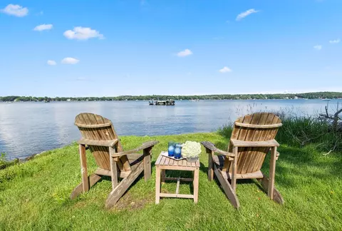 2132 W W Shr, Delafield, WI 53018