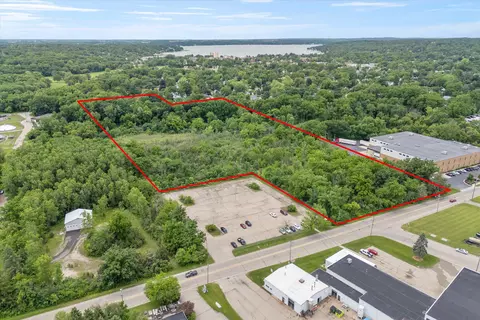 300 E Sheridan Spgs, Lake Geneva, WI 53147