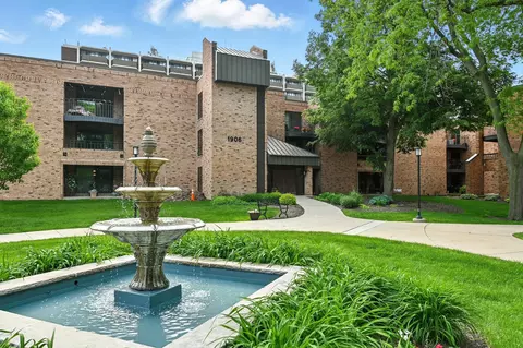 1906 E Shorewood #360, Shorewood, WI 53211