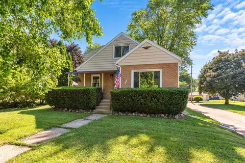 6422 N Willow Gln, Glendale, WI 53209