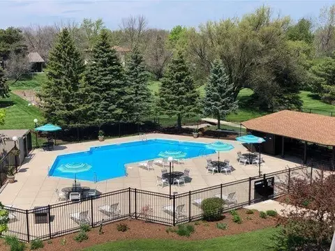 6100 W Stonehedge #250, Greenfield, WI 53220