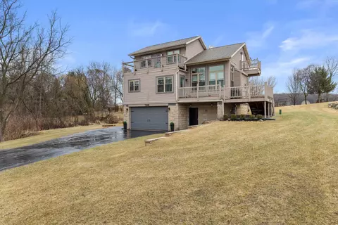 1646 N Friess Lk, Hubertus, WI 53033