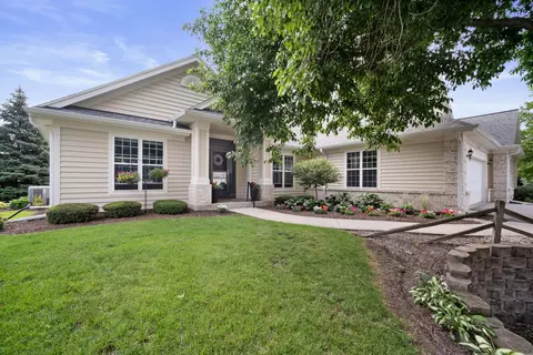 w233n3050 Oakmont #A, Pewaukee, WI 53072