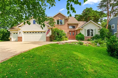 412 Sand Hl, Dousman, WI 53118