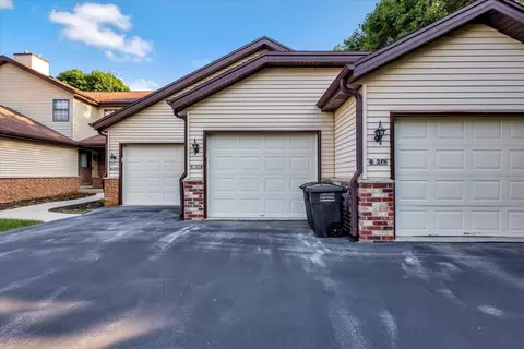 8127 S Legend #G, Franklin, WI 53132