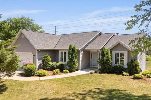 647 W Briarknoll, Saukville, WI 53080