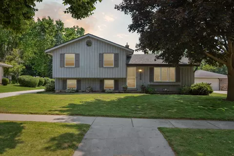 3329 E Woodview, Oak Creek, WI 53154