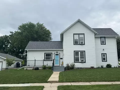 739 Elizabeth, Oconomowoc, WI 53066