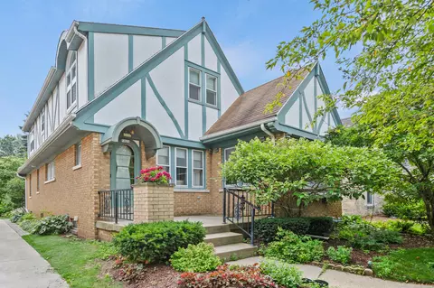 5822 N Bay Rdg, Whitefish Bay, WI 53217