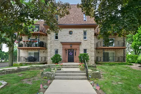 12303 W W Ctr #2A, Wauwatosa, WI 53222