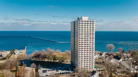 2525 S S Shr #6B, Milwaukee, WI 53207