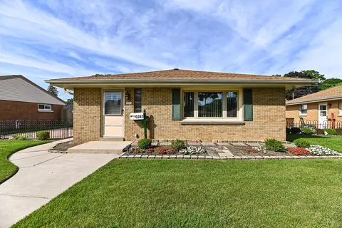 3363 S Honey Crk, Milwaukee, WI 53219