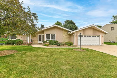 1940 S Park Wood, New Berlin, WI 53151