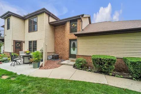 8127 S Legend #A, Franklin, WI 53132