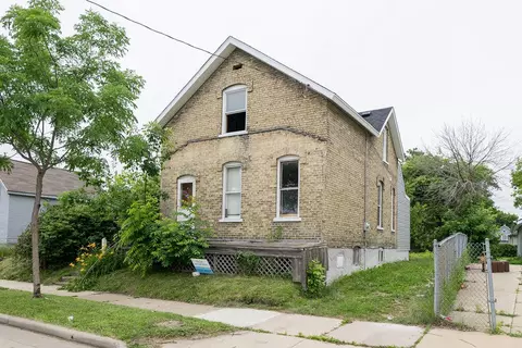 1606 Dr Martin Luther King, Racine, WI 53404