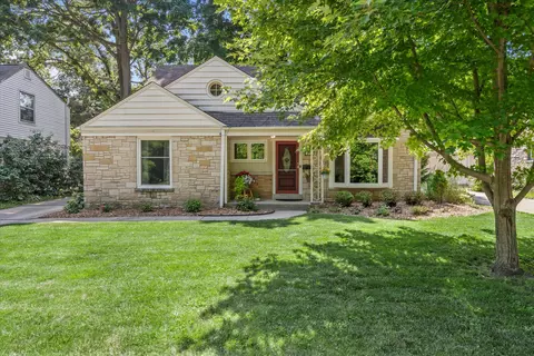 4925 W Jackson Park, Milwaukee, WI 53219