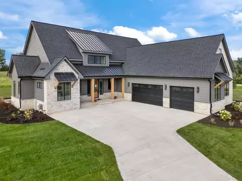 3560 W Pine Vw, Mequon, WI 53097