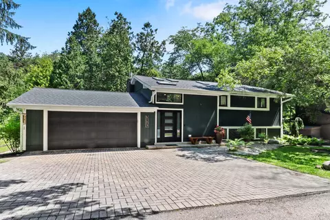 350 S Lower Gdns, Fontana, WI 53125