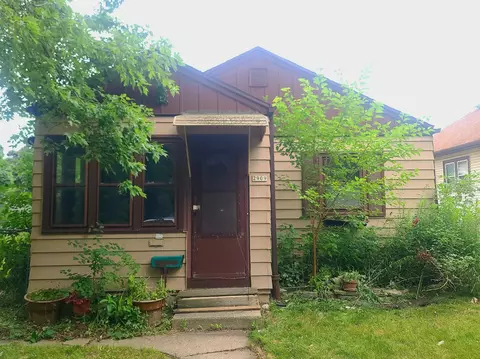 2909 W Fairmount, Milwaukee, WI 53209
