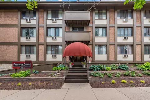 2025 E Greenwich #322, Milwaukee, WI 53211