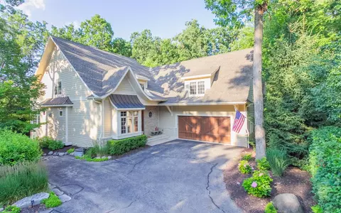 158 Abbey Spgs, Fontana, WI 53125