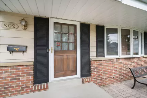 909 S 110th, West Allis, WI 53214