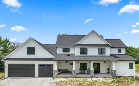 w238s4963 Big Bnd, Waukesha, WI 53189