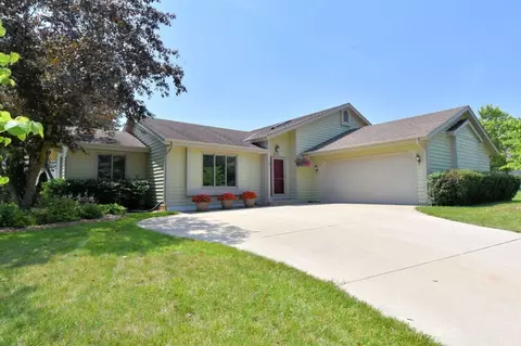 4163 W Hilltop, Franklin, WI 53132