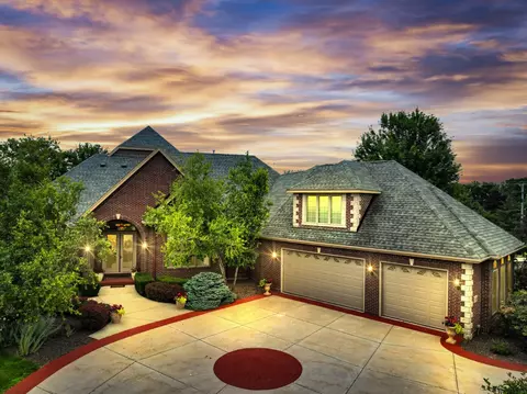 7426 S Stone Hedge, Franklin, WI 53132