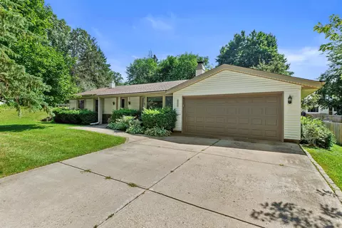 743 Chesham, Hartland, WI 53029