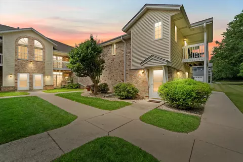 330 W Aspen #12, Oak Creek, WI 53154
