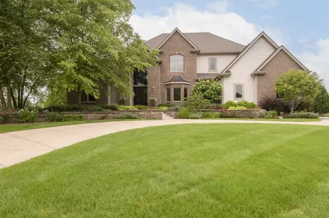 1195 Mary Hl, Hartland, WI 53029