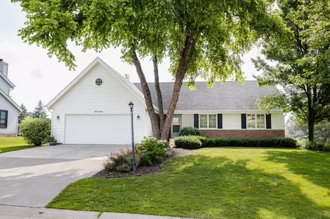 w143n5006 Brook Fls, Menomonee Falls, WI 53051