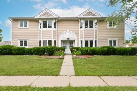 2067 Cliff Alex #A3, Waukesha, WI 53189
