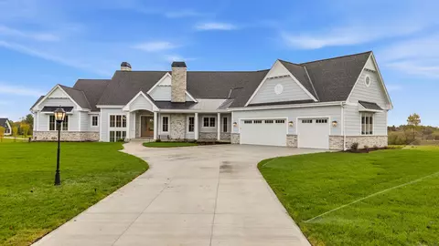 3561 W Pine Vw, Mequon, WI 53097