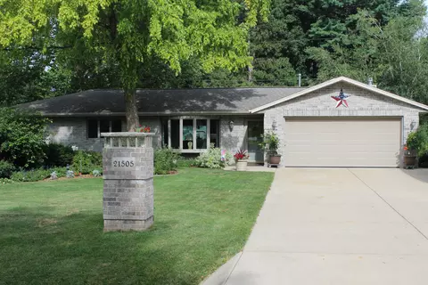 21505 Greendale, Waukesha, WI 53186
