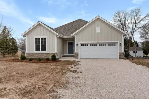 371 Sandy, Pewaukee, WI 53072