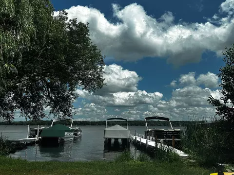 1823 W W Shr, Delafield, WI 53018