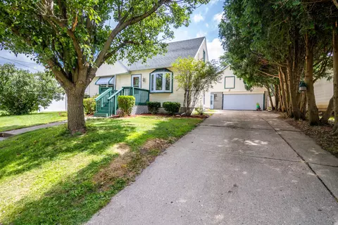 116 N College, Fox Lake, WI 53933