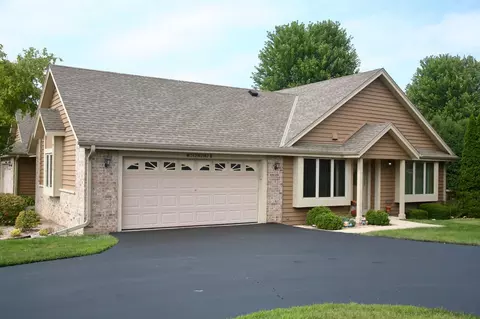 w242n2362 Deer Park #B, Pewaukee, WI 53072