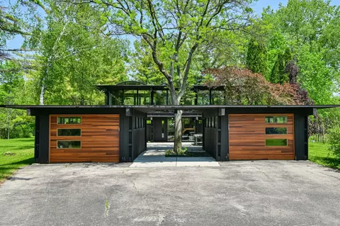 9470 N Sleepy Holw, Bayside, WI 53217