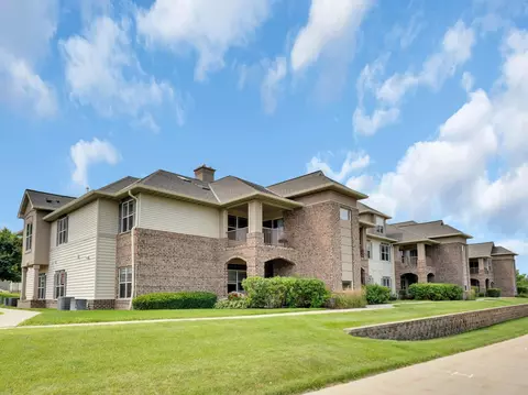 3053 W Drexel #124, Franklin, WI 53132