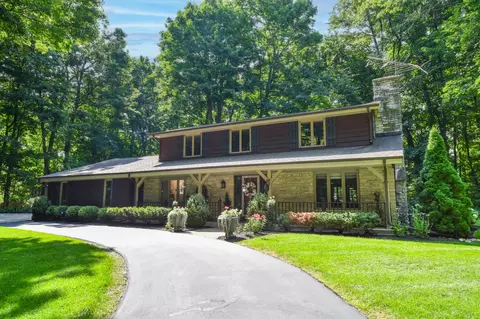 s54w23673 Maple Hl, Waukesha, WI 53189