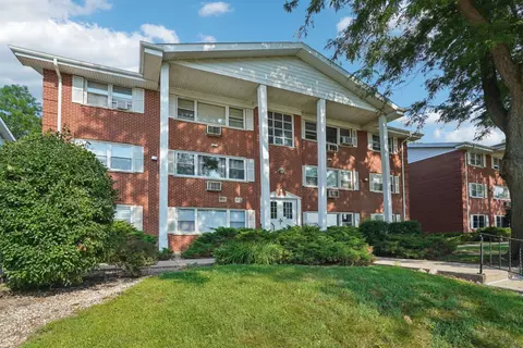 215 Country Clb #1B, Lake Geneva, WI 53147