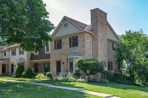 384 Willow Grv #A, Pewaukee, WI 53072