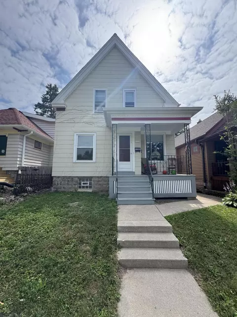 3222 N Newhall, Milwaukee, WI 53211