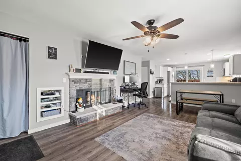 1334 Greenhedge #B8, Pewaukee, WI 53072